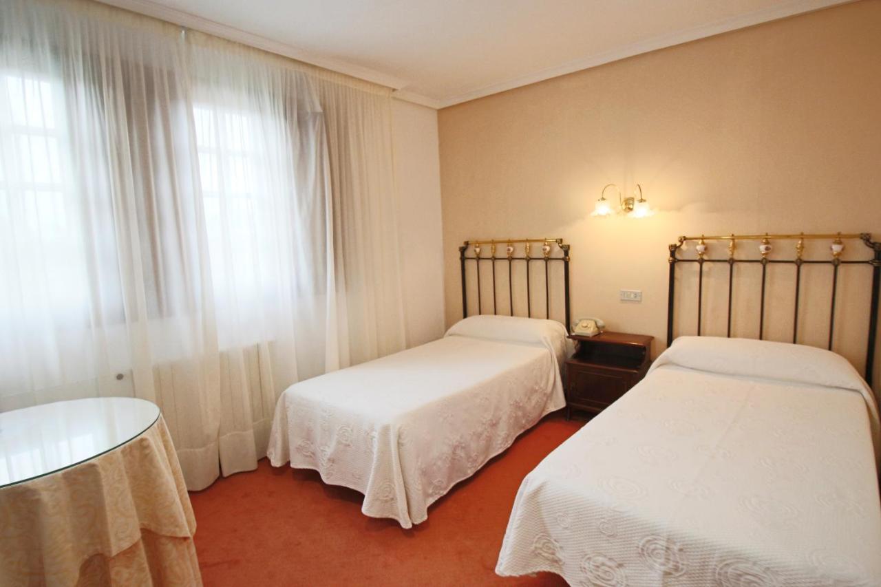 Hotel Santillana Santillana del Mar Buitenkant foto